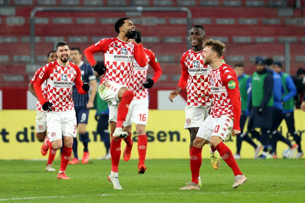 包含拜仁慕尼黑恢复状态，击败勒沃库森登顶德甲榜首的词条