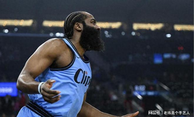 关于快船主场大胜黄蜂，全队齐心协力赢得比赛的信息