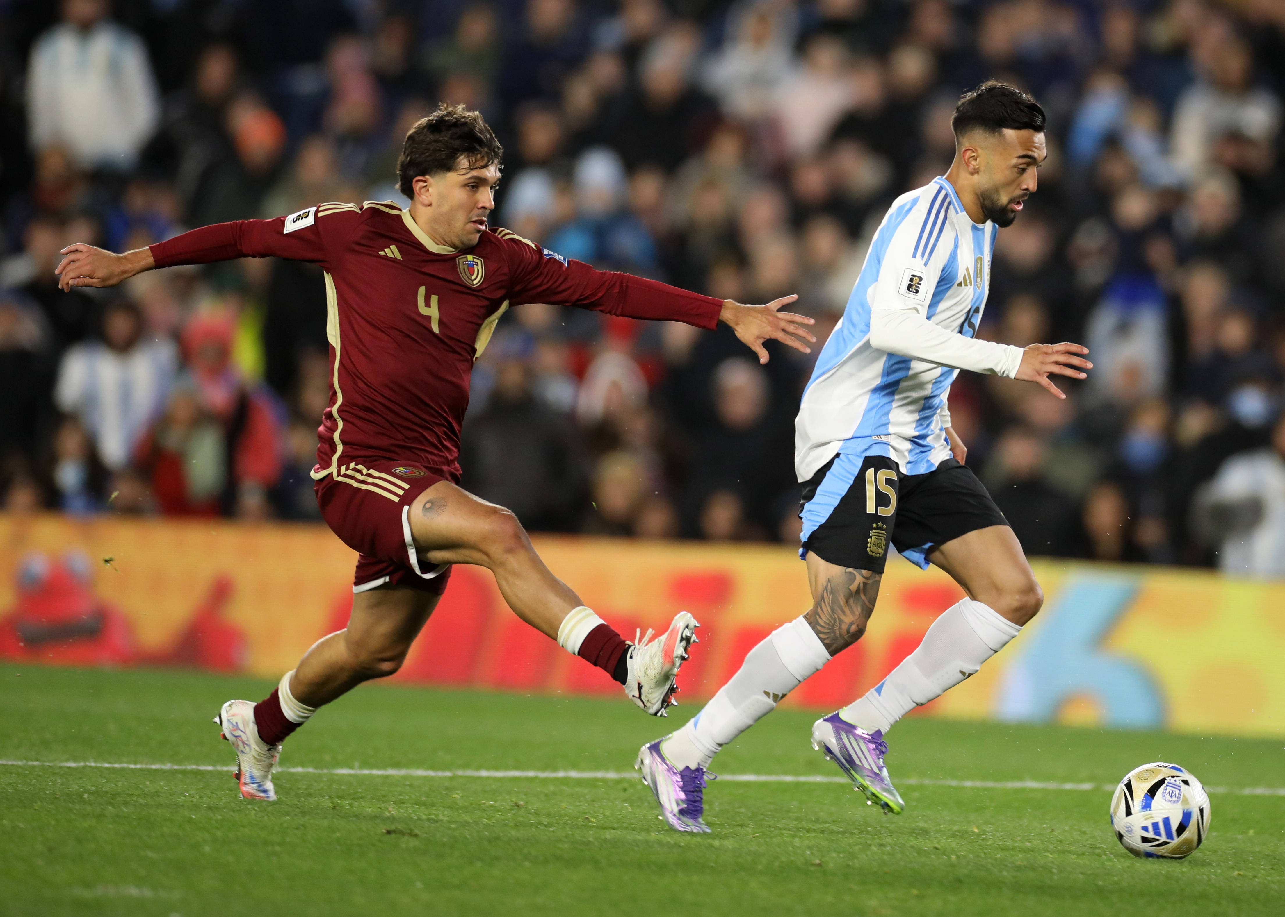 委内瑞拉球员在南美精英赛事中展示出色技术